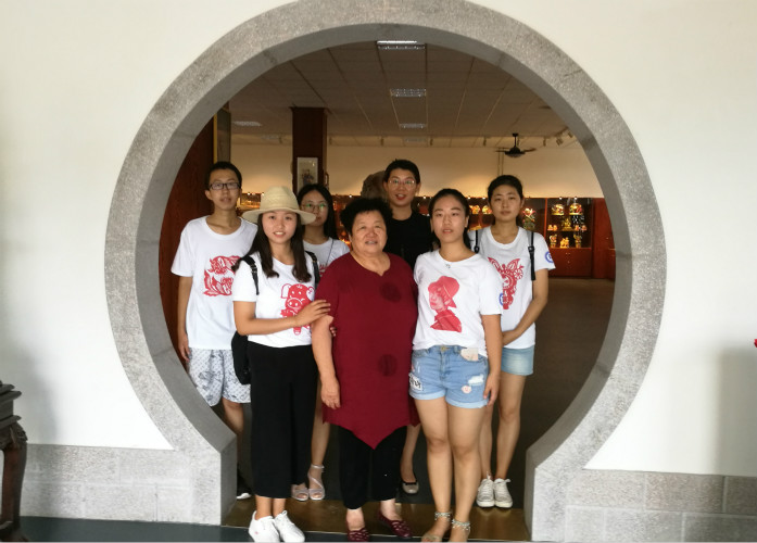 参观民俗文化大院合影 (2)_meitu_1.jpg 参观民俗文化大院合影 (2)_meitu_1.jpg