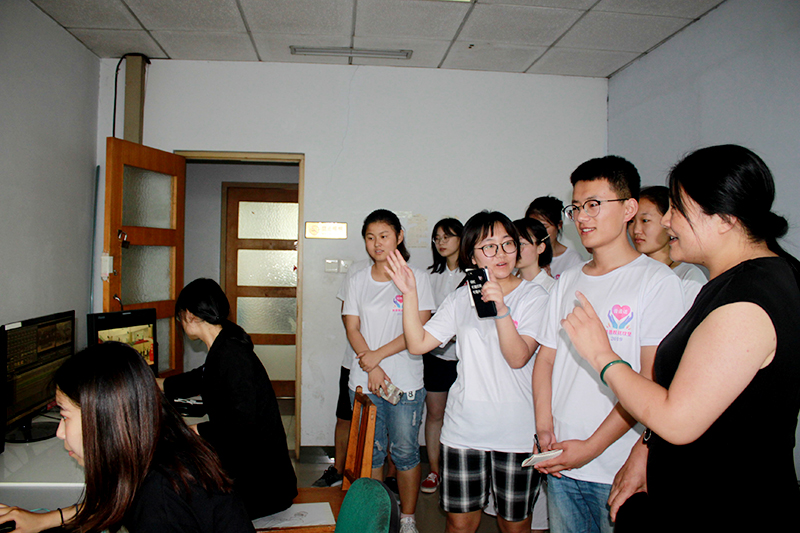 0-4“滴水涟漪”志愿服务团在广播电视台交流学习.jpg